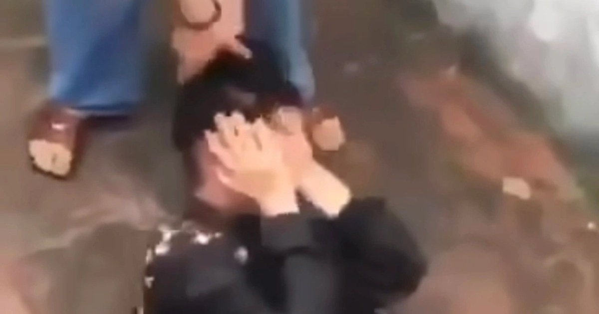 Thiếu nữ bị nhóm cô gái hành hung (Ảnh cắt từ clip).