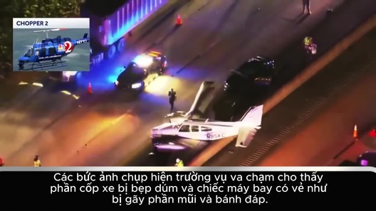 Khoảnh khắc máy bay lao xuống đường cao tốc, đè trúng ô tô ở Mỹ