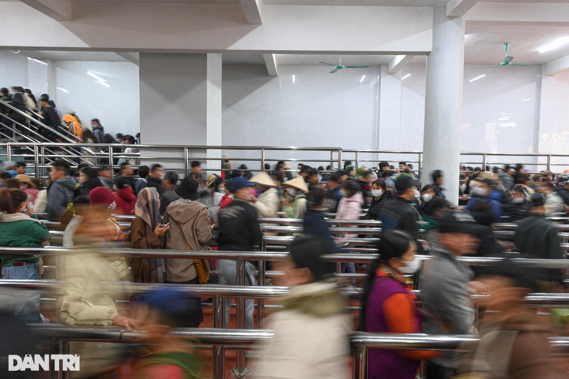Hàng vạn người chen chân lễ bái ngày chính hội chùa Hương - 17 Hàng vạn người chen chân lễ bái ngày chính hội chùa Hương - 17