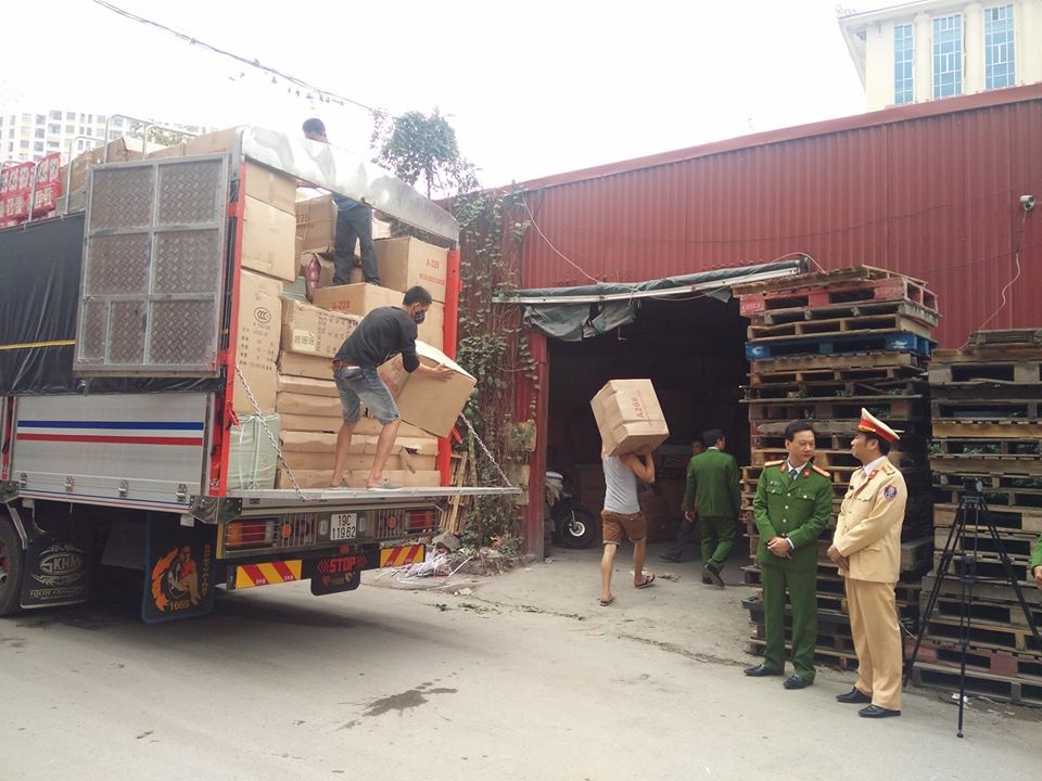 Cảnh sát phát hiện hơn 20 tấn hàng nhập lậu trên cao tốc Hà Nội - Lào Cai - 1 Cảnh sát phát hiện hơn 20 tấn hàng nhập lậu trên cao tốc Hà Nội - Lào Cai - 1