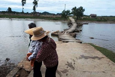 Bố mẹ đi làm, 2 chị em chết đuối trong ao nhà