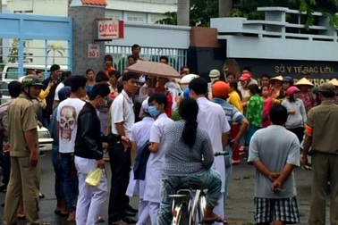 Vụ thai phụ tử vong: Gia đình mang di ảnh đến bệnh viện