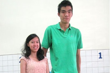Nỗi khổ của chàng trai có chiều cao 2,03 mét
