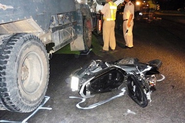 Xe ben cuốn xe máy, hai bố con tử vong