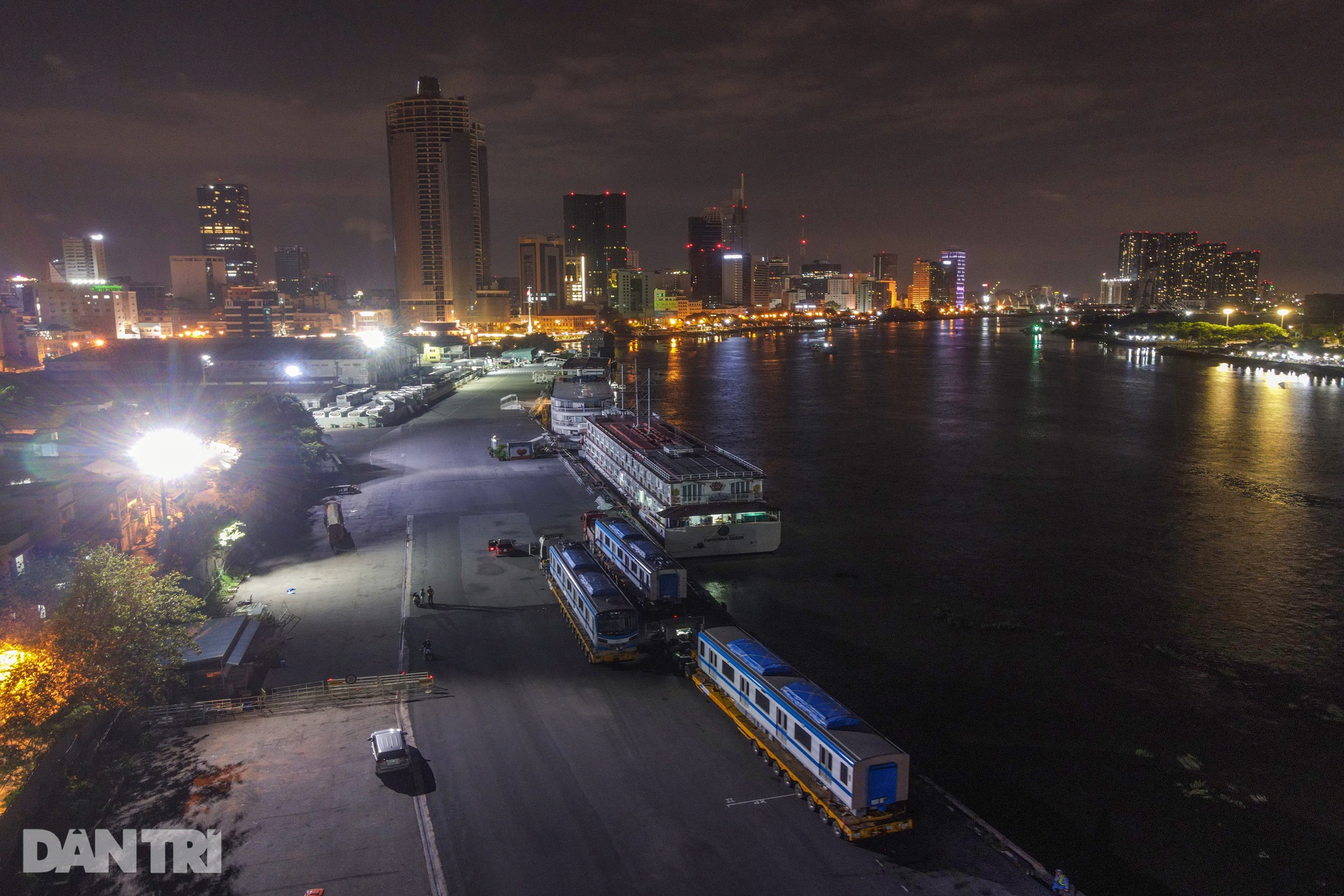 Xe siêu trọng xuyên đêm vận chuyển 3 toa tàu Metro số 1 về Depot Long Bình - 1