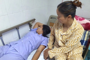 Mẹ chết lặng khi loạt người thân gửi clip con gái lớp 8 bị đánh hội đồng