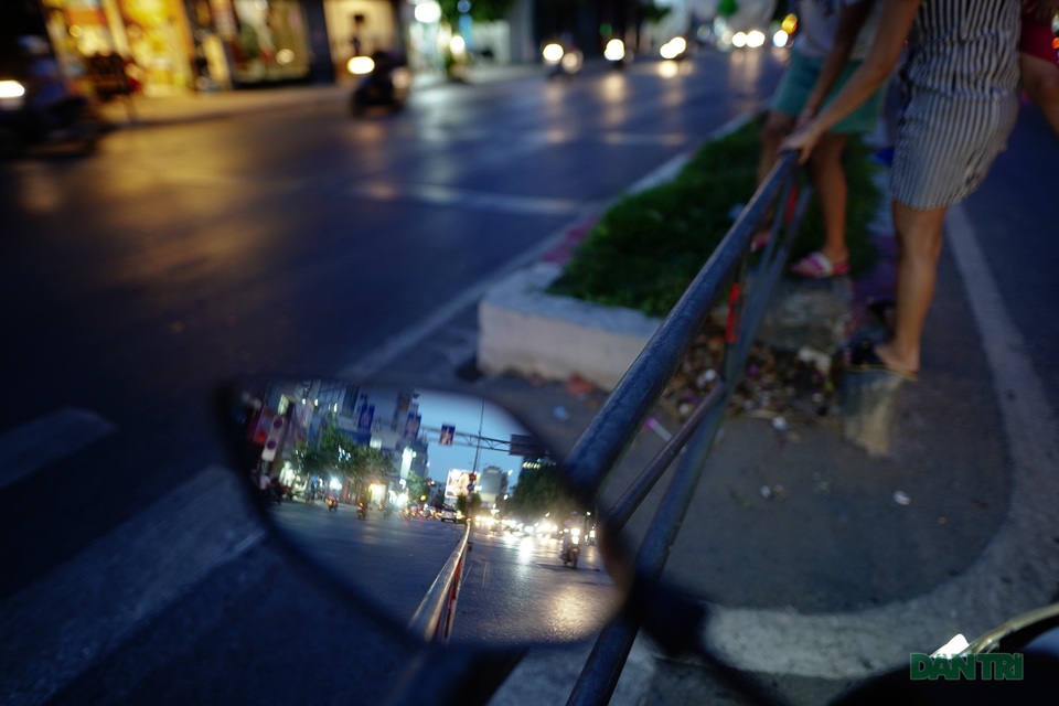 Nhịp sống “bình thường” trước khi lệnh cách ly hết hiệu lực - 11 Nhịp sống “bình thường” trước khi lệnh cách ly hết hiệu lực - 11