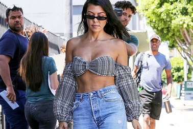 Kourtney Kardashian cuốn hút với áo bé xíu dạo phố