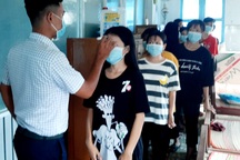 Trường đầu tiên ở Sóc Trăng đo thân nhiệt học sinh khi trở lại trường
