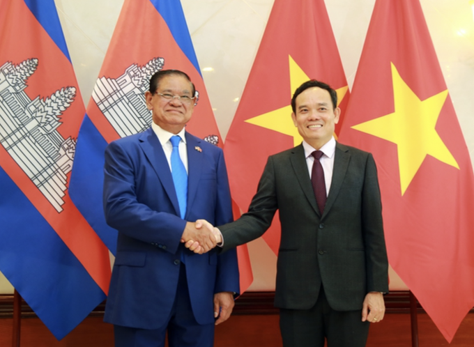Phó Thủ tướng Trần Lưu Quang và Phó Thủ tướng, Bộ trưởng Bộ Nội vụ Vương quốc Campuchia Samdech Krolahom Sar Kheng.
