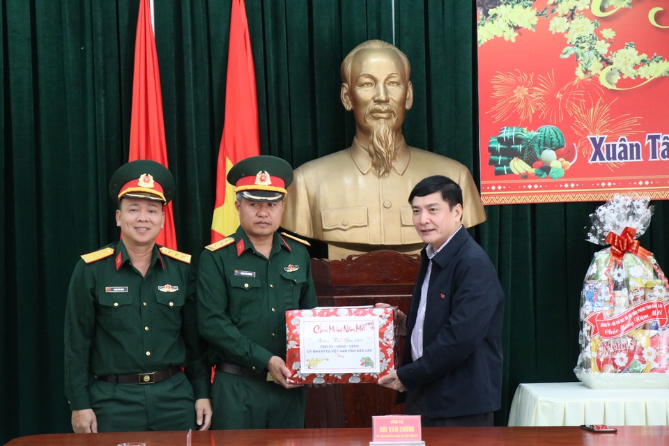 Bí thư Đắk Lắk thăm, chúc tết cán bộ, chiến sĩ biên phòng - 2 Bí thư Đắk Lắk thăm, chúc tết cán bộ, chiến sĩ biên phòng - 2