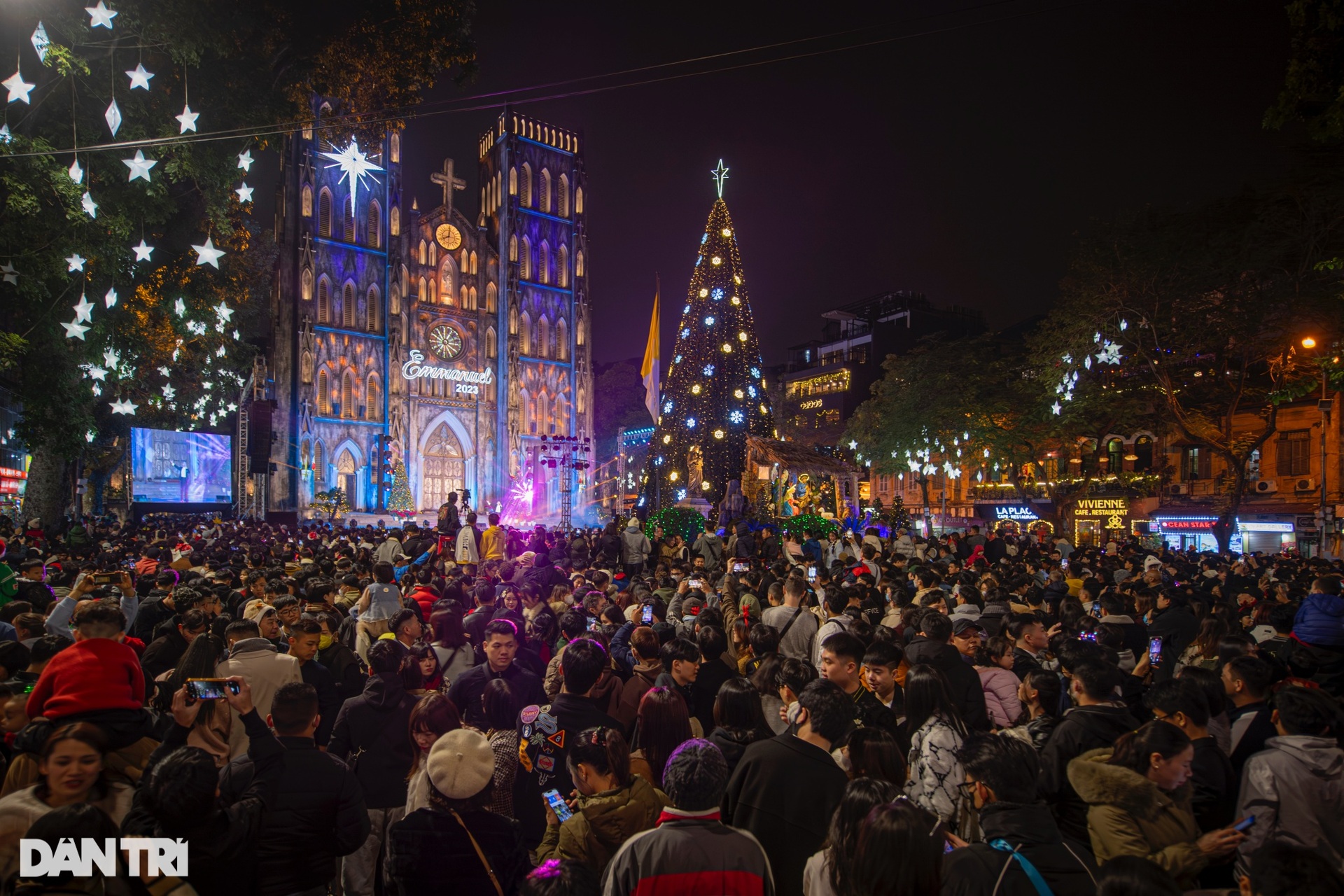 Hanoi is 10 degrees Celsius cold, young people still flock to the Cathedral on Christmas Eve - September