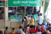 Bệnh viện hết thuốc bảo hiểm: Tự mua, cụ ông 3 năm mòn mỏi chờ hoàn tiền