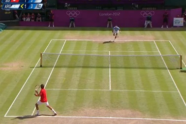 Federer vào chung kết sau cuộc đua đường trường với Del Potro