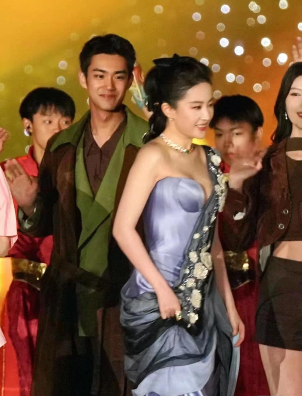 View - Lưu Diệc Phi ở đỉnh cao nhan sắc, các nghệ sĩ lứa sau thành người hâm mộ | Báo Dân trí