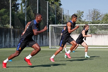 Trước ngày tới Man Utd, Raphael Varane vẫn "mướt mồ hôi" cùng Real Madrid
