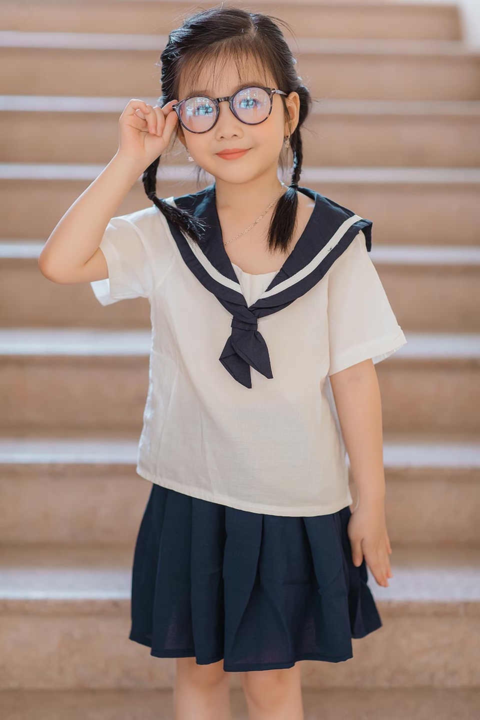 Bé gái 6 tuổi nhí nhảnh, dễ thương với bộ ảnh đồng phục học sinh - 2 Bé gái 6 tuổi nhí nhảnh, dễ thương với bộ ảnh đồng phục học sinh - 2