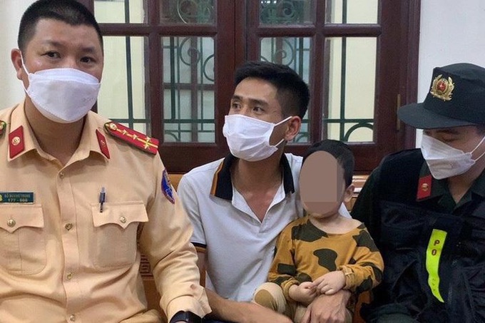 Lực lượng CSGT đã khống chế đưa anh L cùng con trai về trụ sở. Ảnh: Đội CSGT số 2 cung cấp