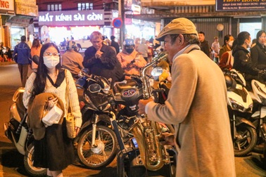 Kỹ sư U70 bỏ việc lương cao lên Đà Lạt làm nghệ sĩ "đầu đường xó chợ"