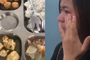 Bật khóc vì bữa ăn lèo tèo của con: Phụ huynh "vây" cổng trường đòi đối thoại