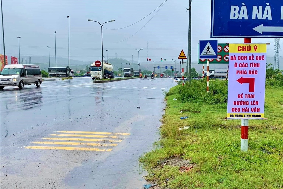 Người Đà Nẵng đội mưa treo biển hướng dẫn đường người dân về quê - 2 Người Đà Nẵng đội mưa treo biển hướng dẫn đường người dân về quê - 2