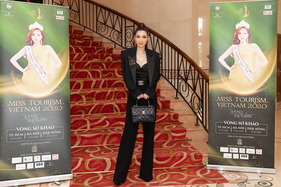 CEO Lâm Ngân mặc style menswears nổi bật trên ghế nóng Hoa khôi Du lịch Việt Nam - 5 CEO Lâm Ngân mặc style menswears nổi bật trên ghế nóng Hoa khôi Du lịch Việt Nam - 5