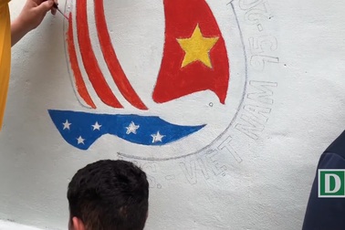 Hải quân Mỹ vẽ tranh, sơn tường trung tâm trẻ bất hạnh ở Đà Nẵng