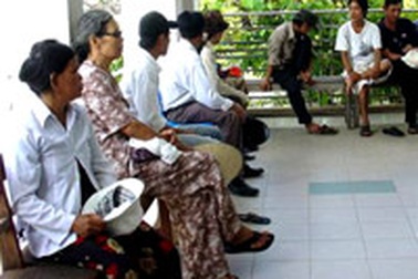 Bệnh nhân chờ lâu vì bác sĩ bận họp