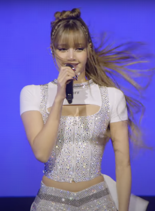 Lisa trở lại gây sốt, diện váy áo khoe thân hình gợi cảm tại Coachella 2025 - 5
