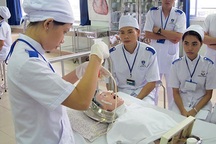 Cao đẳng hóa nhân lực ngành y để… “hợp chuẩn”?