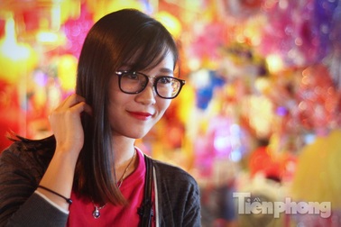 Thiếu nữ Hà thành khoe sắc giữa "phố đèn lồng"