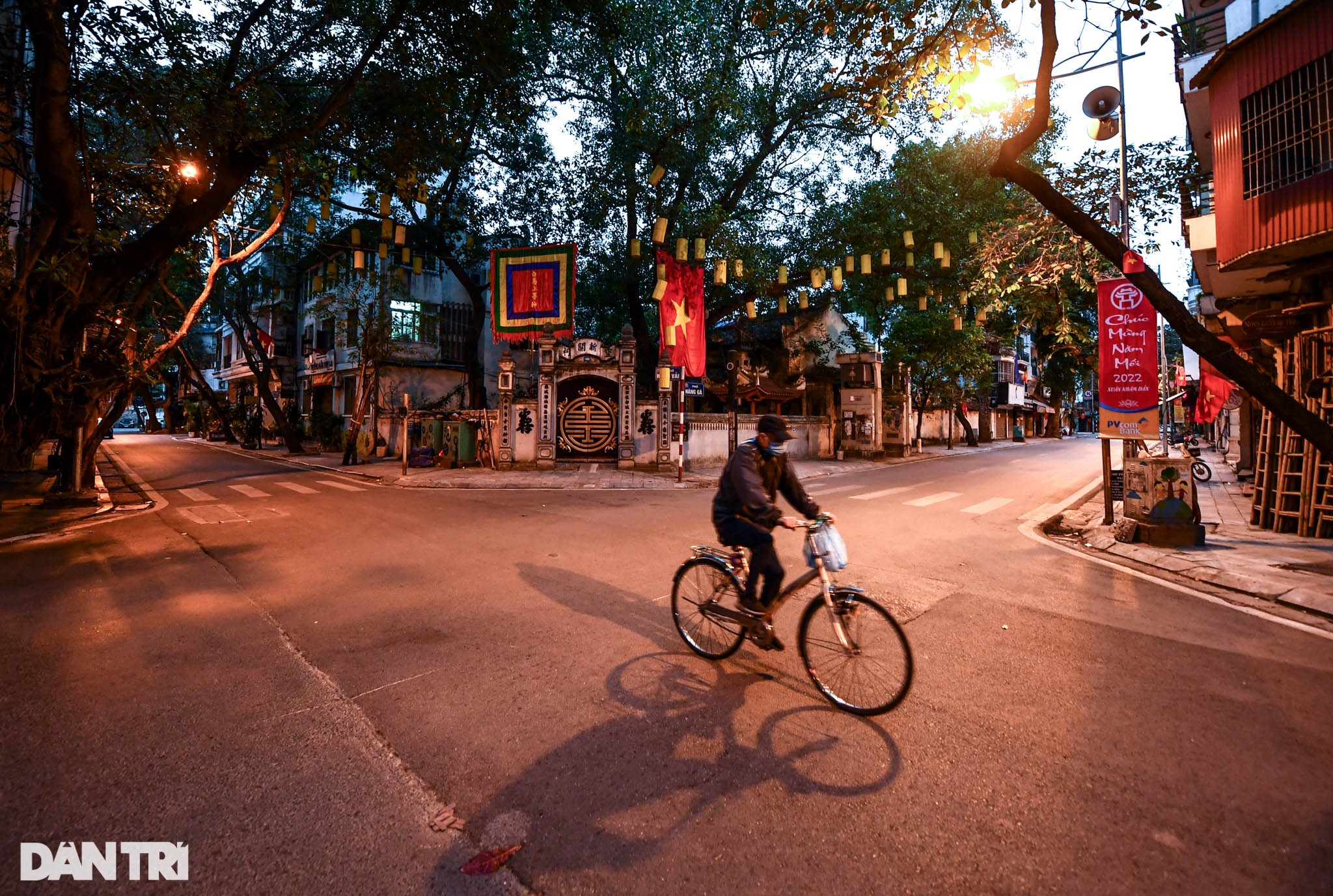 Hà Nội tĩnh mịch, vắng vẻ trong buổi sáng mùng 1 Tết - 5 Hà Nội tĩnh mịch, vắng vẻ trong buổi sáng mùng 1 Tết - 5