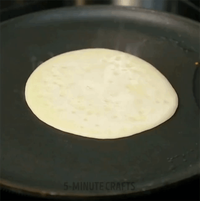 Làm bánh pancake cho bữa sáng trong 10 phút với chai nhựa vừa đẹp mắt mà ngon khỏi chê - Ảnh 4. Làm bánh pancake cho bữa sáng trong 10 phút với chai nhựa vừa đẹp mắt mà ngon khỏi chê - Ảnh 4.