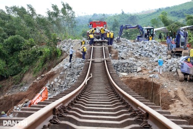 Tạm dừng nhiều chuyến tàu ngày 20/11 do mưa lũ