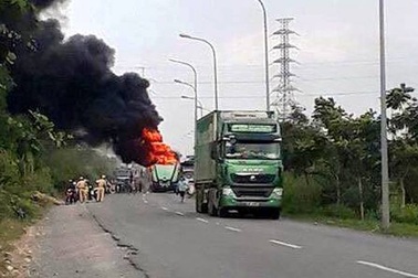 Xe đầu kéo cháy rụi trên đường vành đai Đông Sài Gòn