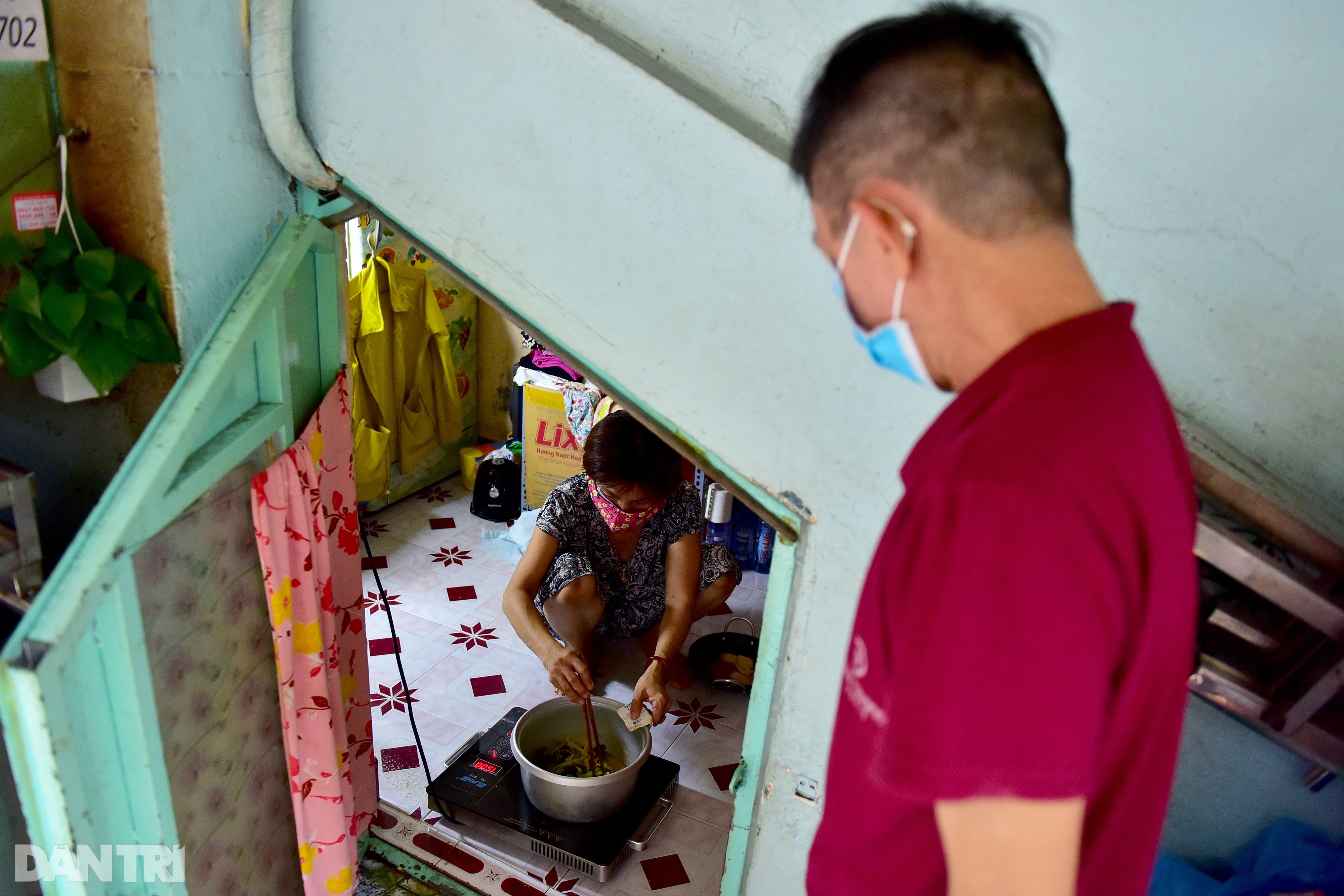 Cặp vợ chồng suốt 34 năm sống trong 5m2 dưới gầm cầu thang chung cư Sài Gòn - 4 Cặp vợ chồng suốt 34 năm sống trong 5m2 dưới gầm cầu thang chung cư Sài Gòn - 4