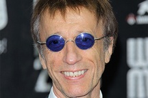 Thành viên nhóm Bee Gees rơi vào hôn mê vì viêm phổi