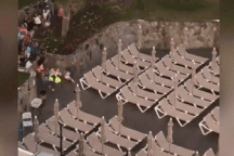 Choáng với cảnh du khách Anh ùa vào "xí chỗ" gần bể bơi