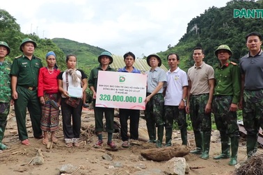 Báo Dân trí hỗ trợ khẩn cấp 320 triệu đồng tới người dân vùng lũ ở Nghệ An