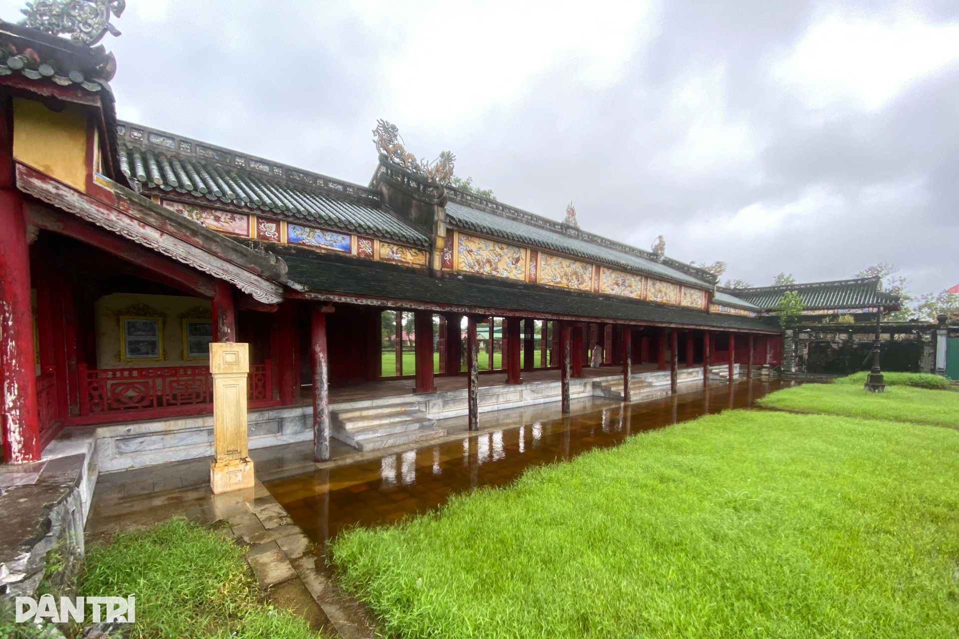 Cận cảnh đoạn tường đổ sập, cột gỗ ẩm mốc bên trong Hoàng thành Huế - 10 Cận cảnh đoạn tường đổ sập, cột gỗ ẩm mốc bên trong Hoàng thành Huế - 10