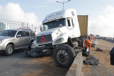 Xe container “múa” trên cầu vượt thép, giao thông kẹt cứng