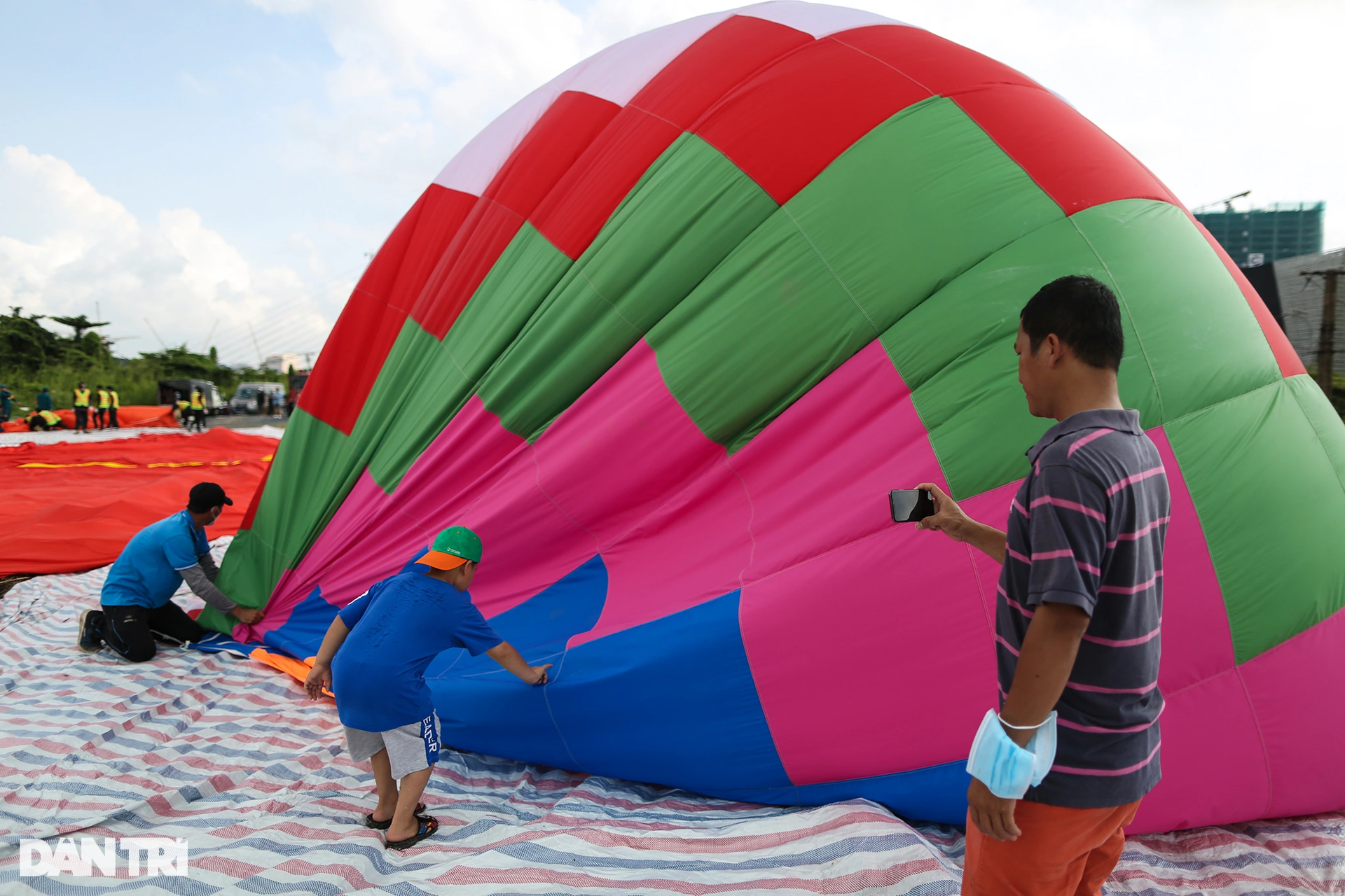 Đại kỳ 1.800m2 tung bay trên bầu trời TPHCM mừng Tết Độc Lập - 16 Đại kỳ 1.800m2 tung bay trên bầu trời TPHCM mừng Tết Độc Lập - 16