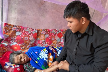 Cám cảnh mẹ góa liệt toàn thân sau niềm vui đoàn tụ ngắn ngủi