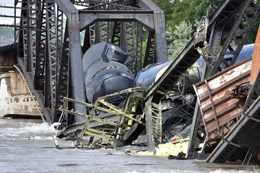Sập cầu đường sắt ở Mỹ, nhiều toa tàu rơi xuống sông