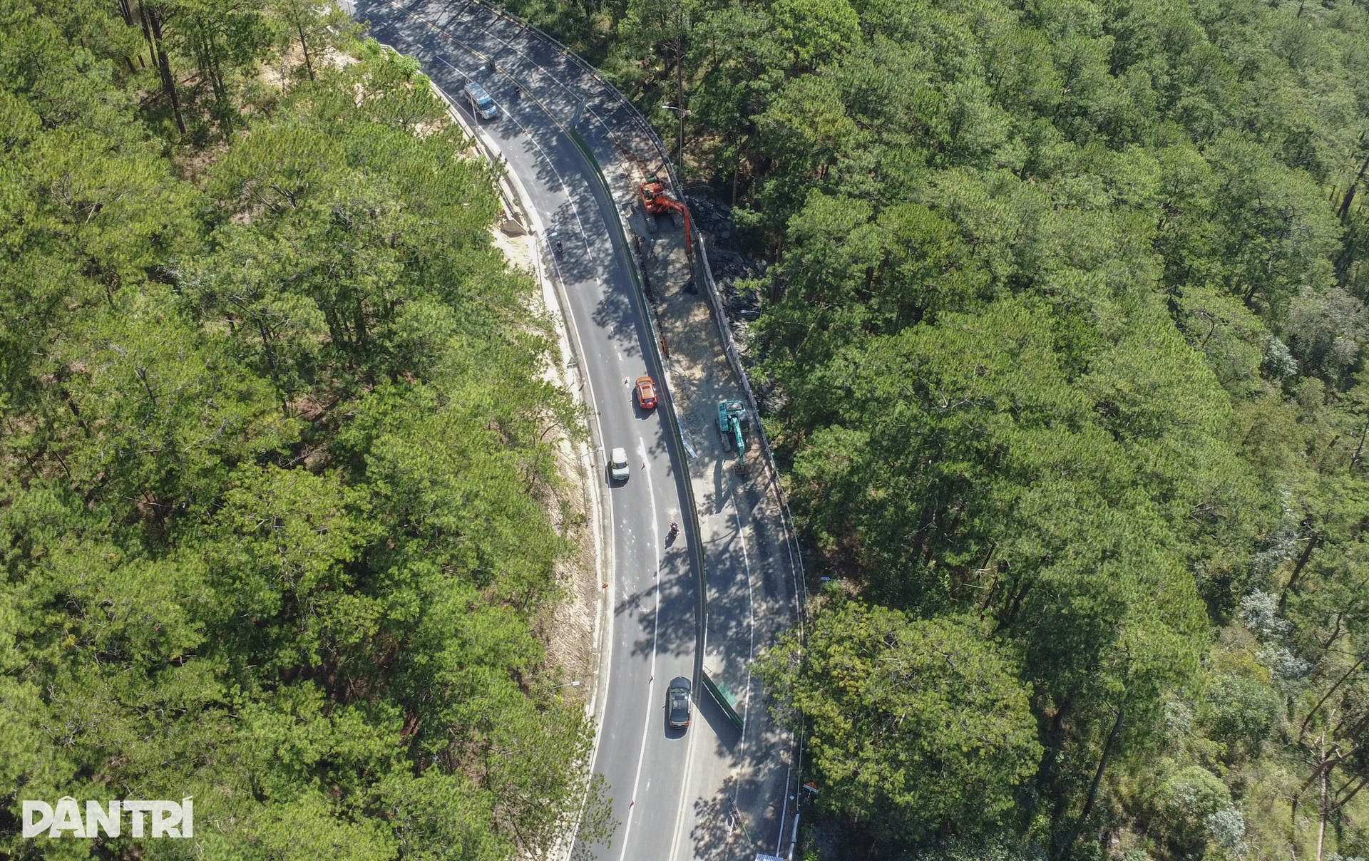 Đèo Prenn ở Đà Lạt xuất hiện thêm vết nứt xé toạc mặt đường - 4