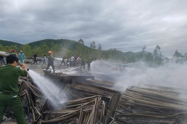 Cháy cực lớn tại khu đất chứa hàng nghìn tấm pin năng lượng mặt trời