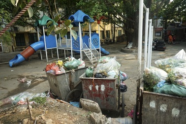 Hà Nội: 17.000 dân, 30 m2 sân chơi (!) 