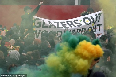 Cổ động viên Man Utd lại làm loạn ở Old Trafford trước trận gặp Liverpool