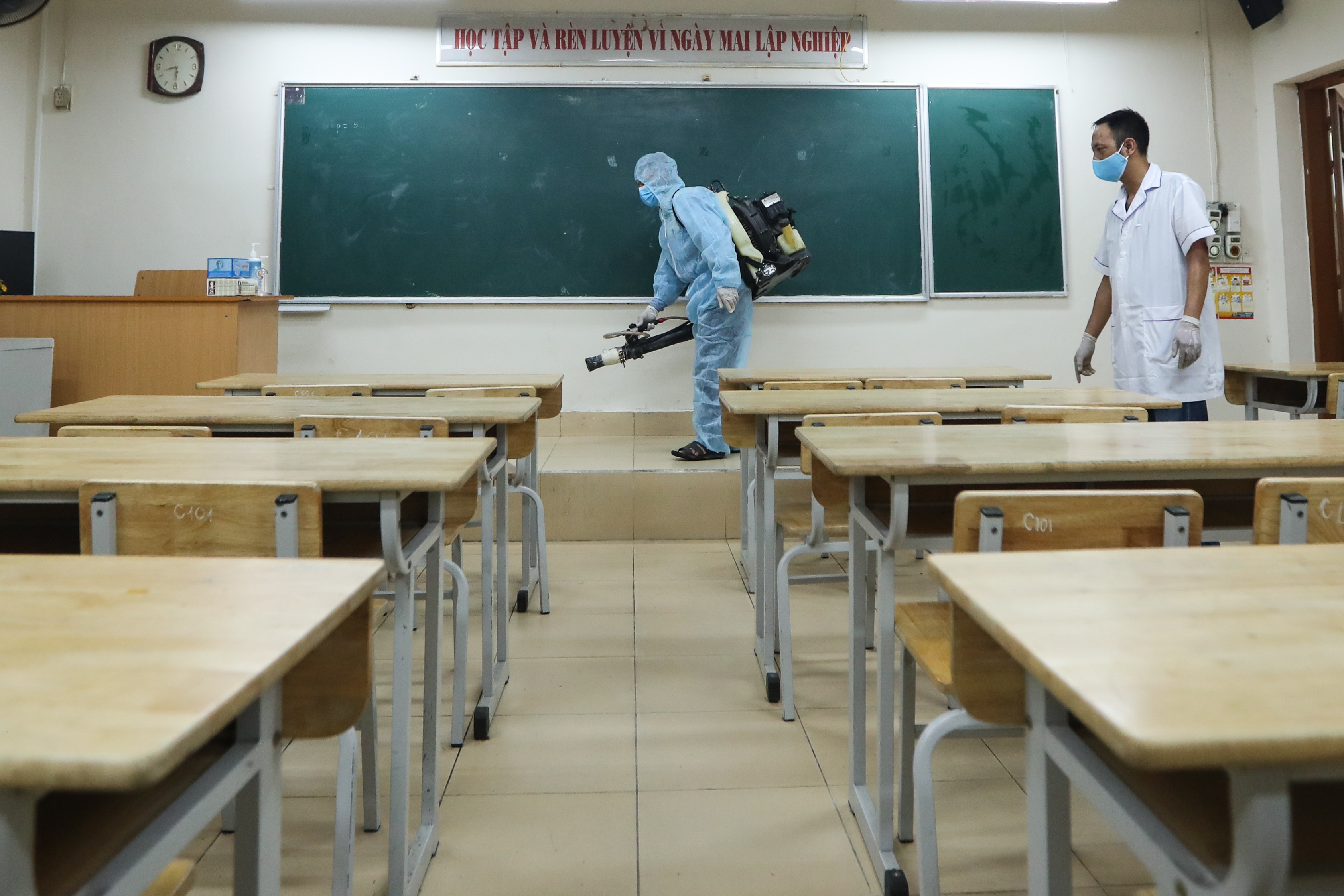 Các trường THPT được khử khuẩn trước kỳ thi tốt nghiệp THPT - 12 Các trường THPT được khử khuẩn trước kỳ thi tốt nghiệp THPT - 12