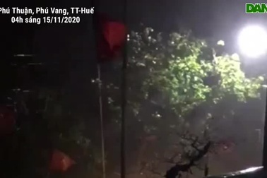 Gió bão đang quần thảo tại Huế
